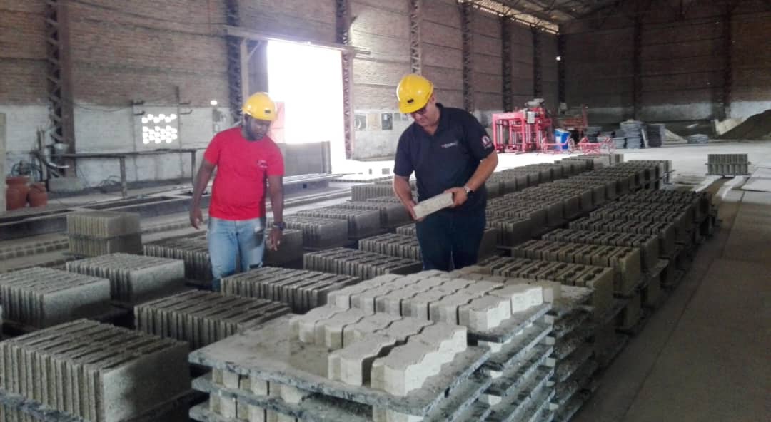 Trabajadores en la fábrica de RIOCA